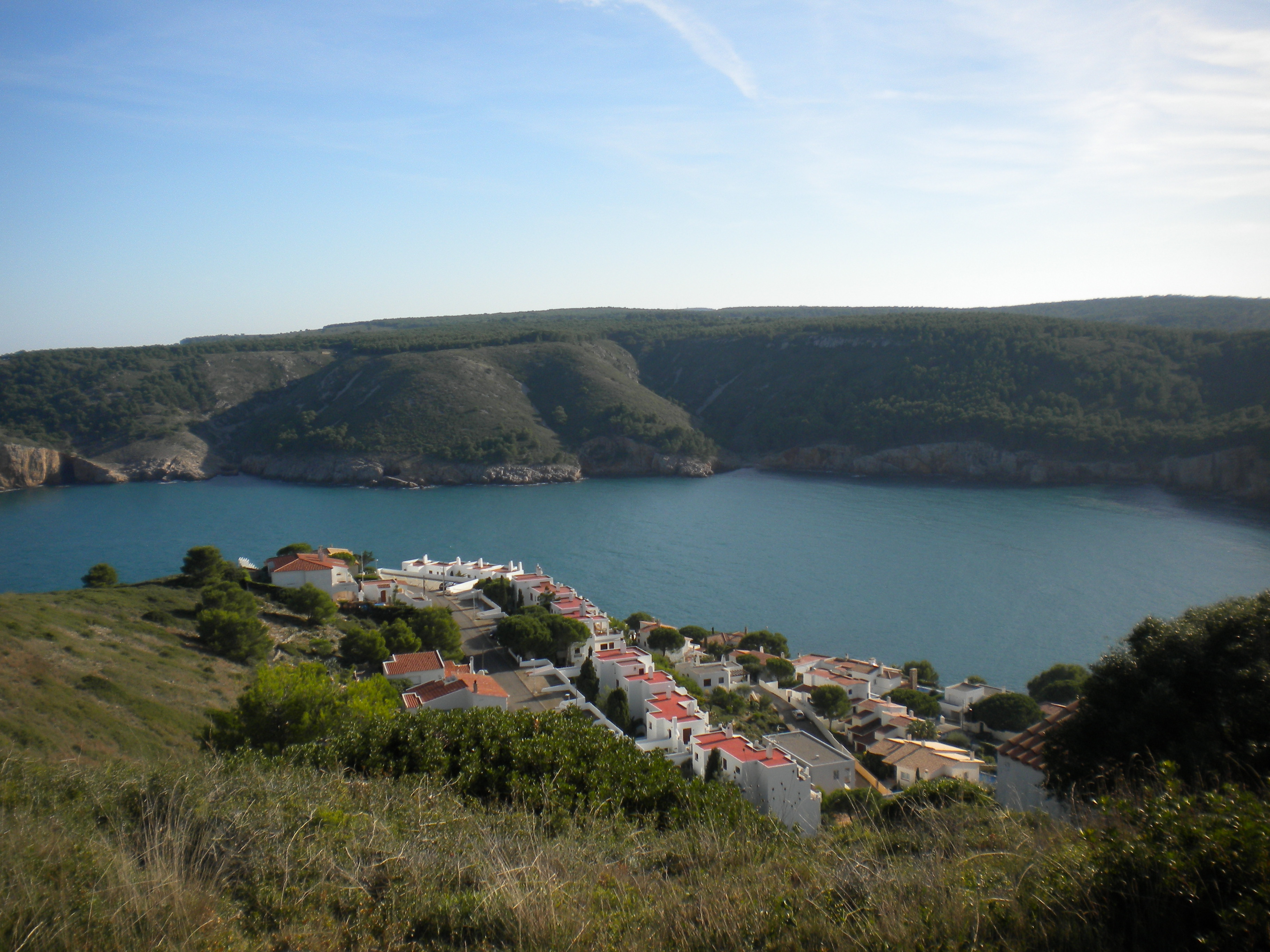 Vista de Cala Montgó desde la torre de Montgó, con el mar y los pinares de la Costa Brava